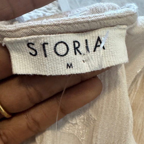 STORIA Beige Ruffled hem embroidered stars Romper size medium - Picture 8 of 10